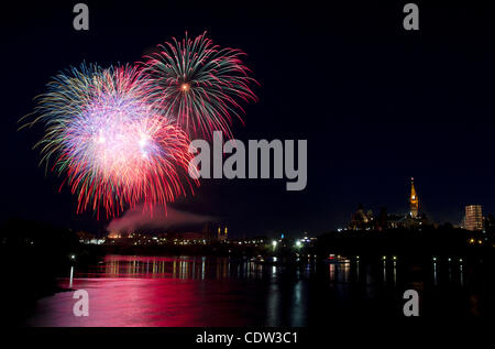 1 luglio 2011 - Ottawa, Ontario, Canada - Fuochi d'artificio esplodere oltre il fiume e la città di Ottawa durante il 2011 il Canada alle celebrazioni del Giorno. (Credito Immagine: © Kamal Sellehuddin/ZUMAPRESS.com) Foto Stock