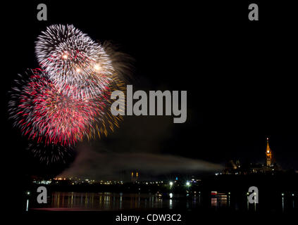 1 luglio 2011 - Ottawa, Ontario, Canada - Fuochi d'artificio esplodere oltre il fiume e la città di Ottawa durante il 2011 il Canada alle celebrazioni del Giorno. (Credito Immagine: © Kamal Sellehuddin/ZUMAPRESS.com) Foto Stock