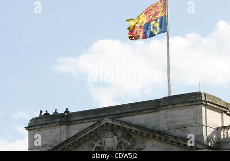 24 maggio 2011 - Londra, Inghilterra, Regno Unito - Polizia proteste monitor dal tetto di Buckingham Palace come presidente Barack Obama arriva per rimanere la notte. (Credito Immagine: © Theodore Liasi/ZUMAPRESS.com) Foto Stock