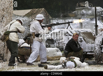 Luglio 20, 2011 - Paddock Wood, Kent, Regno Kigndom - Rievocazione storica della Battaglia di Bulge come l'esercito tedesco combattuto gli americani nella città di Bastogne. uomini e donne, riprendendo le scene e le battaglie della Seconda Guerra Mondiale in pieno periodo costumi alla Fattoria del Luppolo nel Paddock Wood Kent come parte del 29t Foto Stock