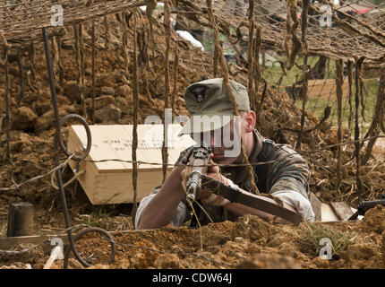 Luglio 20, 2011 - Paddock Wood, Kent, Regno Kigndom - uomini e donne, riprendendo le scene e le battaglie della Seconda Guerra Mondiale in pieno periodo costumi alla Fattoria del Luppolo nel Paddock Wood Kent come parte della ventinovesima Guerra e Pace Show...l'evento attrae appassionati di militari provenienti da tutto il mondo lungo con militare Foto Stock