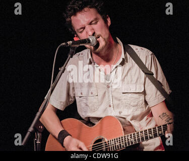 2 maggio 2011 - Chicago, IL - USA - UK folk/punk vocalista Frank Turner esegue in Chicago presso il Beat Kitchen. Il suo quarto album in studio, "Inghilterra mantenere le mie ossa", sarà rilasciato 6 giugno nel Regno Unito e 7 giugno negli Stati Uniti. Foto Stock