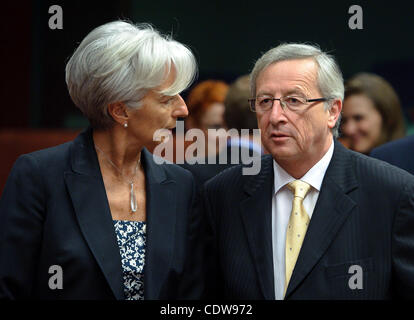 16 maggio 2011 - Bruxelles, BXL, Belgio - Il Primo ministro lussemburghese e presidente in carica del Consiglio Eurogruppo Jean Claude Juncker (R), parla con il Ministro delle finanze francese Christine Lagarde prima di una riunione ministeriale sulla stabilità europea e Mechanis Eurogruppo riuniti a Bruxelles in Belgio il 20 Foto Stock