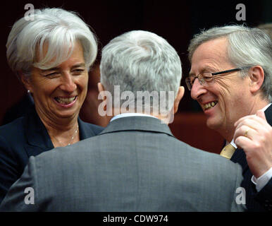 16 maggio 2011 - Bruxelles, BXL, Belgio - Il Primo ministro lussemburghese e presidente in carica del Consiglio Eurogruppo Jean Claude Juncker (R), parla con il Ministro delle finanze francese Christine Lagarde e il ministro italiano delle finanze Giulio Tremonti (C) prima di una riunione ministeriale sul patto europeo di stabilità Mecha Foto Stock