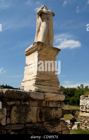 18 maggio 2011 - Athens, Grecia - turistiche con computer lap top in Antica Agora. Su e intorno al prossimo 18 Maggio, musei nel mondo celebrano la Giornata Internazionale dei Musei. Più di 30.000 musei in circa 100 paesi detengono attività speciali in questa occasione. (Credito Immagine: © Aristidis Vafeiadakis/ZUMAPRESS. Foto Stock