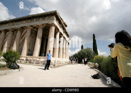 18 maggio 2011 - Athens, Grecia - turisti asiatici di scattare foto davanti al tempio di Hephaistos sul lato occidentale dell'Antica Agorà. Su e intorno al prossimo 18 Maggio, musei nel mondo celebrano la Giornata Internazionale dei Musei. Più di 30.000 musei in circa 100 paesi detengono attività speciali su questo oc Foto Stock