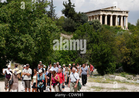 18 maggio 2011 - Athens, Grecia - turisti camminare nell'Antica Agorà, dietro di loro è il tempio di Hephaistos. Su e intorno al prossimo 18 Maggio, musei nel mondo celebrano la Giornata Internazionale dei Musei. Più di 30.000 musei in circa 100 paesi detengono attività speciali in questa occasione. (Credito Immagine: © Foto Stock