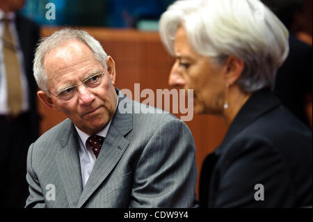 Giugno 14, 2011 - Bruxelles, BXL, Belgio - il ministro delle finanze tedesco Wolfgang Schaeuble (L) e il ministro delle Finanze francese Christine Lagarde prima una straordinaria Eurogruppo dei ministri delle finanze riuniti a Bruxelles in Belgio su 2011-06-14 Eurozona i ministri delle finanze si incontrano a Bruxelles gare a risolvere Foto Stock