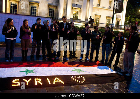 Jun 17, 2011 - Londra, Inghilterra, Regno Unito - Il siriano London Demo dimostra di gruppo su Trafalgar Square. Il gruppo di siriani a Londra organizza settimanalmente manifestazioni intorno a Londra sin dal XV di marzo, quando il popolo siriano ha iniziato che lottano pacificamente per la libertà e la democrazia. Il Sy Foto Stock