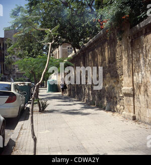 Giugno 17, 2011 - Beirut, Libano - parzialmente segnato parete dell'Università di Beirut sulla Rue de Damas - Linea Verde, Beirut. Morfogenesi della Linea Verde / guerra civile libanese 1975-1991.'' a Beirut la distruzione ha avuto un ventennio, sedici anni di guerra più cinque di demolizione e la reconst Foto Stock