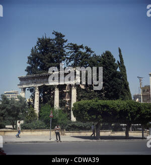 Giugno 17, 2011 - Beirut, Libano - colonne dal peristilio della Basilica Romana sulla Rue de Damas, ex Linea Verde, attraversata la strada dal Museo Nazionale, che è stato fortemente danneggiato e saccheggiato durante la guerra civile libanese. Morfogenesi della Linea Verde / guerra civile libanese 1975-1991.'' In B Foto Stock