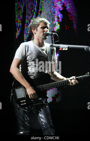 English rock band Muse performing live a Mosca. Nella foto: Matthew Bellamy . Foto Stock