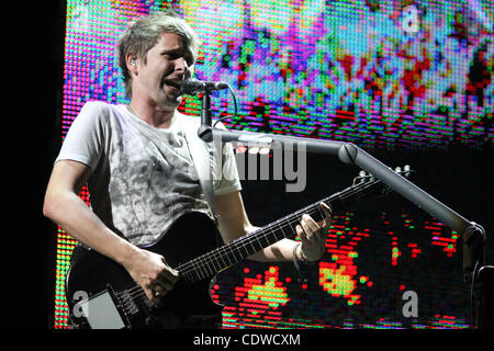 English rock band Muse performing live a Mosca. Nella foto: Matthew Bellamy . Foto Stock