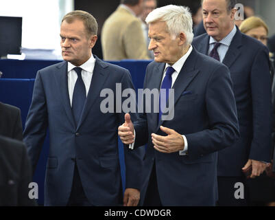 6 luglio 2011 - Strasburgo, Alsazia, Francia - Il Primo Ministro polacco (PM) Donald Tusk (L) e il presidente del Parlamento europeo Jerzy Buzek arriva per una parola nella parte anteriore del Parlamento europeo a Strasburgo, in Francia su 2011-07-06 Polonia inizia a 6 mesi di presidenza in Unione Europea da Wiktor Dabkowski Foto Stock