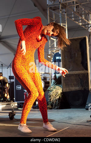 Apr. 16, 2011 - Indio, California, Stati Uniti - Yelle esegue al 2011 Coachella Music e Arts Festival tenutosi presso l'impero Polo in campo Indio, California. (Credito Immagine: © Gerry Maceda/Southcreek globale/ZUMAPRESS.com) Foto Stock