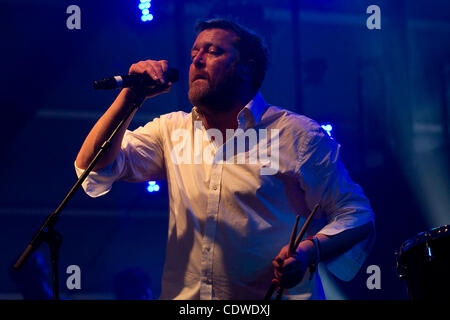 Apr. 16, 2011 - Indio, California, Stati Uniti - esegue il gomito al 2011 Coachella Music e Arts Festival tenutosi presso l'impero Polo in campo Indio, California. (Credito Immagine: © Gerry Maceda/Southcreek globale/ZUMAPRESS.com) Foto Stock