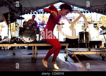 Apr. 16, 2011 - Indio, California, Stati Uniti - Yelle esegue al 2011 Coachella Music e Arts Festival tenutosi presso l'impero Polo in campo Indio, California. (Credito Immagine: © Gerry Maceda/Southcreek globale/ZUMAPRESS.com) Foto Stock