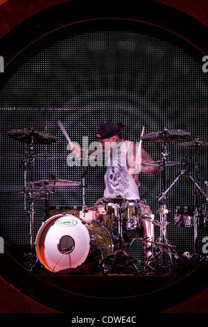 Apr. 21, 2011 - Phoenix, Arizona, Stati Uniti - Mix Master Mike e Travis Barker eseguire insieme all'US Airways Center come uno degli atti di apertura durante Lil Wayne's ''sto ancora Music Tour 2011" (credito Immagine: © Gene inferiore/Southcreek globale/ZUMAPRESS.com) Foto Stock