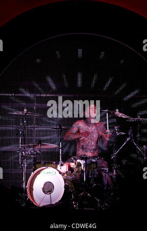 Apr. 21, 2011 - Phoenix, Arizona, Stati Uniti - Mix Master Mike e Travis Barker eseguire insieme all'US Airways Center come uno degli atti di apertura durante Lil Wayne's ''sto ancora Music Tour 2011'' a Phoenix, in Arizona. (Credito Immagine: © Gene inferiore/Southcreek globale/ZUMAPRESS.com) Foto Stock