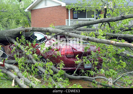 Apr. 23, 2011 - Saint Louis, Missouri, Stati Uniti - il giorno dopo, i risultati del F2 a F4, tornados che è venuto attraverso San Louis, Missouri per la notte di Venerdì, Aprile 22nd, 2011, danni alle abitazioni, automobili e grandi alberi innalzarsi da terra possono essere trovati ovunque il tornado è toccato. C Foto Stock