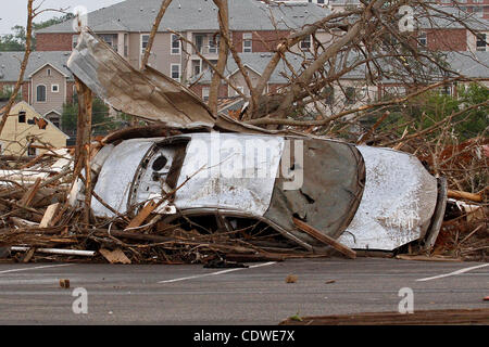 Aprile 27, 2011 - Tuscaloosa, Al, STATI UNITI - Una vettura dopo il tornado che ha causato la devastazione di massa in Tuscaloosa, Al. (Credito Immagine: © Jason Clark/Southcreek globale/ZUMAPRESS.com) Foto Stock