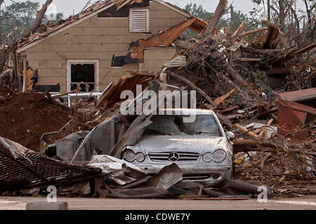 Aprile 27, 2011 - Tuscaloosa, Al, STATI UNITI - UN auto avvolto in lamiera dopo il tornado che ha causato la devastazione di massa in Tuscaloosa, Al. (Credito Immagine: © Jason Clark/Southcreek globale/ZUMAPRESS.com) Foto Stock