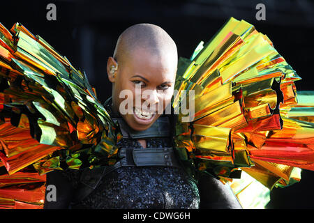 Luglio 13,2011.Italiano rock band Skunk Anansie (o SA) effettuando in corrispondenza di Tuborg Greenfest 2011 a San Pietroburgo, Russia. Nella foto: pelle ( Deborah Dyer ),cantante della band. Foto Stock