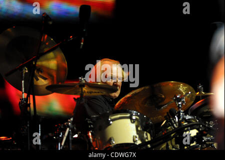 Luglio 15, 2011 - Orange Beach, Alabama, Stati Uniti - Sì il batterista Alan White esegue al pontile in Orange Beach, Alabama. (Credito Immagine: © Michael Chang/Southcreek globale/ZUMApress.com) Foto Stock