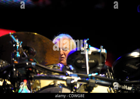 Luglio 15, 2011 - Orange Beach, Alabama, Stati Uniti - Sì il batterista Alan White esegue al pontile in Orange Beach, Alabama. (Credito Immagine: © Michael Chang/Southcreek globale/ZUMApress.com) Foto Stock