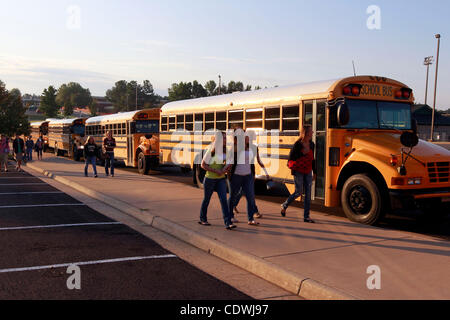 Sett. 12, 2011 - Louisa, Virginia - USA; gli studenti delle scuole superiori a Louisa County frequentare il primo giorno di lezioni presso la Scuola Media dopo un terremoto 5.8 il mese scorso a sinistra la high school inabitabile. Alta scuola e gli studenti delle scuole medie saranno giorni alternati a Louisa County Middle School. Elevata s Foto Stock