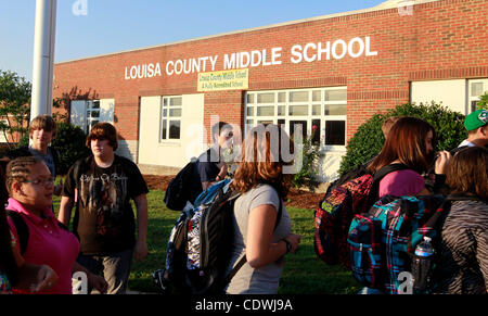 Sett. 12, 2011 - Louisa, Virginia - USA; gli studenti delle scuole superiori a Louisa County frequentare il primo giorno di lezioni presso la Scuola Media dopo un terremoto 5.8 il mese scorso a sinistra la high school inabitabile. Alta scuola e gli studenti delle scuole medie saranno giorni alternati a Louisa County Middle School. Elevata s Foto Stock