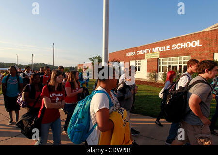 Sett. 12, 2011 - Louisa, Virginia - USA; gli studenti delle scuole superiori a Louisa County frequentare il primo giorno di lezioni presso la Scuola Media dopo un terremoto 5.8 il mese scorso a sinistra la high school inabitabile. Alta scuola e gli studenti delle scuole medie saranno giorni alternati a Louisa County Middle School. Elevata s Foto Stock