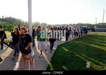 Sett. 12, 2011 - Louisa, Virginia - USA; gli studenti delle scuole superiori a Louisa County frequentare il primo giorno di lezioni presso la Scuola Media dopo un terremoto 5.8 il mese scorso a sinistra la high school inabitabile. Alta scuola e gli studenti delle scuole medie saranno giorni alternati a Louisa County Middle School. Elevata s Foto Stock