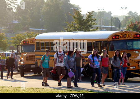 Sett. 12, 2011 - Louisa, Virginia - USA; gli studenti delle scuole superiori a Louisa County frequentare il primo giorno di lezioni presso la Scuola Media dopo un terremoto 5.8 il mese scorso a sinistra la high school inabitabile. Alta scuola e gli studenti delle scuole medie saranno giorni alternati a Louisa County Middle School. Elevata s Foto Stock