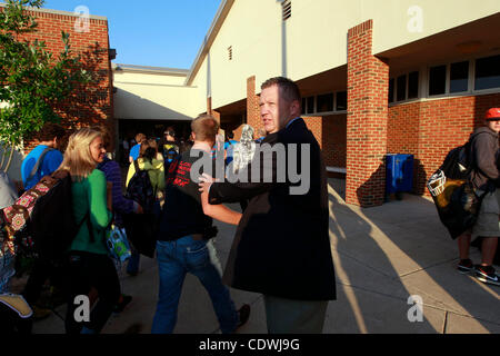 Sett. 12, 2011 - Louisa, Virginia - STATI UNITI D'AMERICA; Doug Straley, assistente capo del personale e dell' amministrazione, saluta Louisa County di alta scuola gli studenti che frequentano corsi presso la Scuola Media dopo un terremoto 5.8 il mese scorso a sinistra la high school inabitabile. Alta scuola e gli studenti delle scuole medie Foto Stock