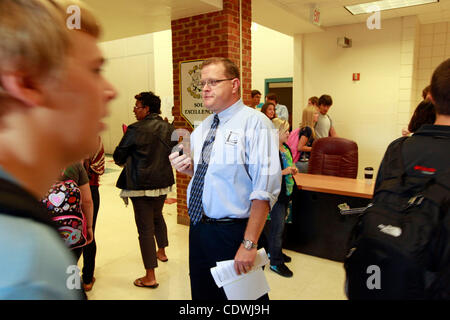 Sett. 12, 2011 - Louisa, Virginia - STATI UNITI D'AMERICA; principali Tom Smith saluta alta scuola gli studenti che frequentano corsi presso la Scuola Media dopo un terremoto 5.8 il mese scorso a sinistra la high school inabitabile. Alta scuola e gli studenti delle scuole medie saranno giorni alternati a Louisa County Middle School. Alta schoo Foto Stock