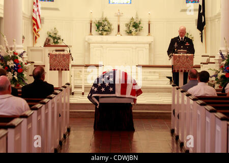 Sett. 30, 2011 - Charlottesville, Virginia, Stati Uniti - Una piena onori funerali si sono tenuti per esercito sergente di prima classe William T. Brown presso il Cimitero Nazionale di Arlington a Washington D.C. Il sergente di prima classe William T. Brown resti sono stati trovati nel corso di quest'anno in Vietnam 38 anni dopo si recò a mancare in un Foto Stock