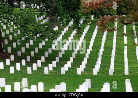 Sett. 30, 2011 - Charlottesville, Virginia, Stati Uniti - Una piena onori funerali si sono tenuti per esercito sergente di prima classe William T. Brown presso il Cimitero Nazionale di Arlington a Washington D.C. Il sergente di prima classe William T. Brown resti sono stati trovati nel corso di quest'anno in Vietnam 38 anni dopo si recò a mancare in un Foto Stock