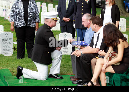 Sett. 30, 2011 - Charlottesville, Virginia, Stati Uniti - Una piena onori funerali si sono tenuti per esercito sergente di prima classe William T. Brown presso il Cimitero Nazionale di Arlington a Washington D.C. Il sergente di prima classe William T. Brown resti sono stati trovati nel corso di quest'anno in Vietnam 38 anni dopo si recò a mancare in un Foto Stock