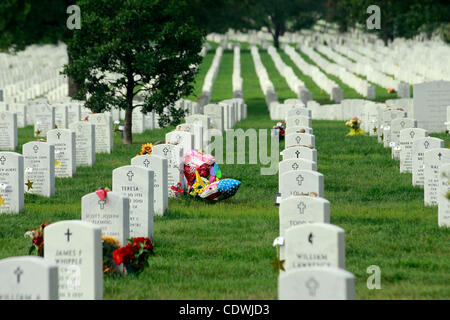 Sett. 30, 2011 - Charlottesville, Virginia, Stati Uniti - Una piena onori funerali si sono tenuti per esercito sergente di prima classe William T. Brown presso il Cimitero Nazionale di Arlington a Washington D.C. Il sergente di prima classe William T. Brown resti sono stati trovati nel corso di quest'anno in Vietnam 38 anni dopo si recò a mancare in un Foto Stock