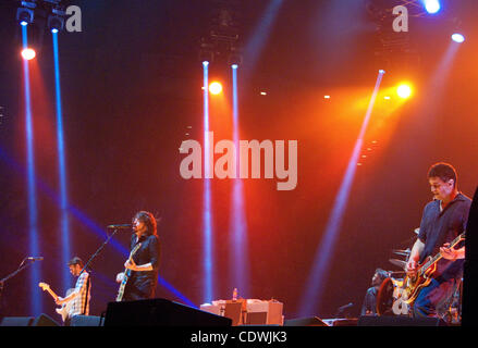 Ottobre 17, 2011 - San Diego, California, Stati Uniti d'America - Dave Grohl della rock band Foo Fighters esegue a Viejas Arena a San San Diego State University Martedì, Ottobre 17, 2011. (Photo Credit: © K.C. ALFRED/ZUMA PRESS) Foto Stock