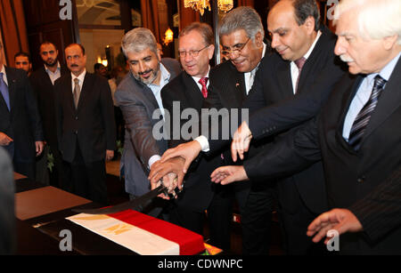 Il Presidente palestinese dell'ufficio politico di Hamas, Khaled Meshaal visiti l'ambasciata egiziana in occasione dell anniversario del luglio 23 rivoluzione al Cairo il 25 luglio 2011. Foto di Majd Majd Foto Stock