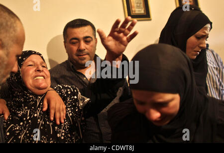 Le donne palestinesi gridano durante il funerale di Moatasem Edwan ,22, e Ali Khalifeh, 25, che sono stati uccisi da militari israeliani in Qalandiya Refugee Camp vicino al West Bank città di Ramallah, lunedì 1 agosto, 2011. Una sanità palestinese ufficiale dice truppe israeliane hanno ucciso Khalifa e Edwan in clashe Foto Stock