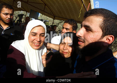 Palestinesi bentornato prigionieri liberati dalle carceri israeliane al checkpoint di Erez nel nord della Striscia di Gaza, a seguito del loro rilascio al Erez attraversamento da parte israeliana di polizia di frontiera, 04 agosto 2011. In totale, 75 prigionieri palestinesi sono stati rilasciati dopo che hanno terminato il loro pene detentive. Pho Foto Stock