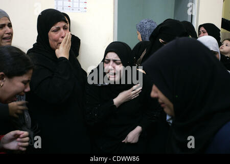 Agosto 19, 2011 - Rafah nella striscia di Gaza - palestinesi parenti piangere durante i funerali del militante Kamal al-Nayrab, segretario generale del Gaza-gruppo in base alla resistenza popolare comitati (PRC), in Rafah Refugee Camp, sud della striscia di Gaza. Israeli jet fighter ha bombardato la striscia di Gaza, uccidendo un adolescente Foto Stock