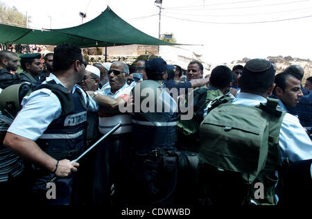 La polizia israeliana e la polizia antisommossa tenere indietro una folla di musulmani palestinesi che spingere a rompere passato barricate alla porta di Damasco (non visibile) come una polizia cannone ad acqua spruzza la folla con un 'skunk' liquido sul 19 agosto 2011. Israele limitata partecipazione al Aqsa moschea in Gerusalemme la città vecchia per Foto Stock