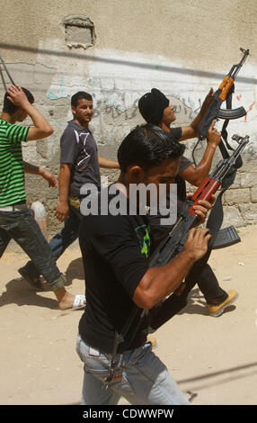 Militanti palestinesi della Jihad islamica militante prendere parte al funerale di Atteya Mqat, nella Striscia di Gaza City su agosto 25, 201. Mqat venne ucciso all'inizio Mercoledì in airstrike israeliani nella Striscia di Gaza. Foto di Ashraf Amra Foto Stock