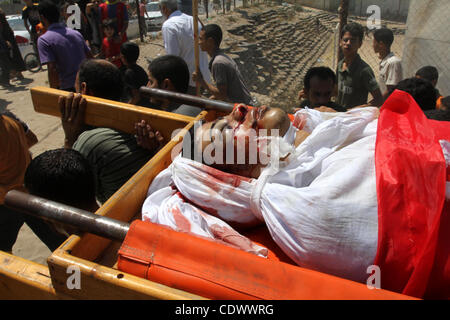 Lutto palestinese portano il corpo della Salama Al-Masri diciotto anni durante il suo funerale nel nord nella Striscia di Gaza città di Beit-Lahia il 25 agosto 2011. L'aviazione israeliana ha colpito un club sportivo eseguito dalla Jihad islamica nel nord della Striscia di Gaza inizio Giovedì, uccidendo un palestinese e ferendone nea Foto Stock