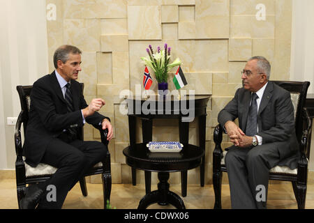 Il primo ministro palestinese Salam Fayyad, risponde con la norvegese Ministro degli Esteri Jonas Gahr Stoere in Cisgiordania città di Ramallah il 27 agosto 2011. Foto di Mustafa Abu Dayeh Foto Stock