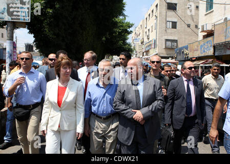 Il Primo Ministro palestinese, Salam Fayyad e gli affari esteri signora Commissario nella Unione europea Catherine Ashton, durante un tour del mercato di Jenin, in Cisgiordania città di Jenin che il 28 agosto, 2011. Foto di Mustafa Abu Dayeh Foto Stock